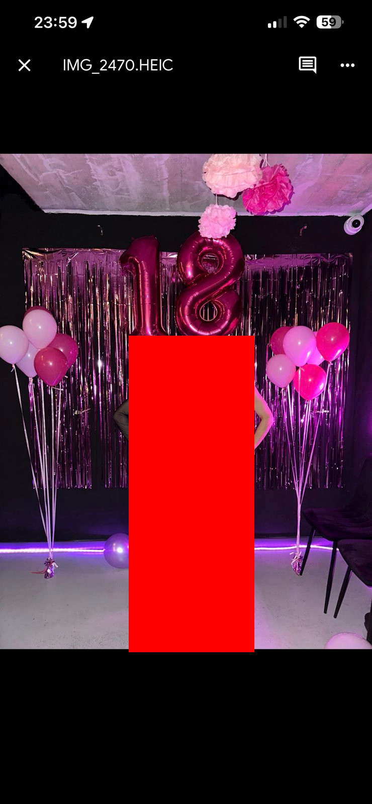 Zdjęcie przedstawiające dwie kobiety (zacenzurowane twarze) na imprezie urodzinowej.