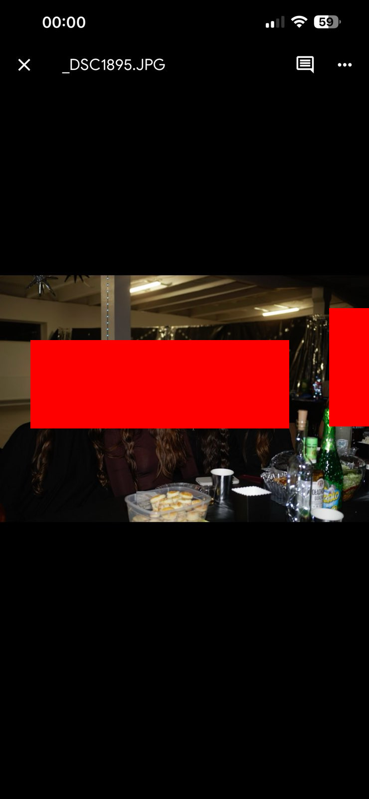 Zdjęcie przedstawiające kilka osób (zacenzurowane twarze) na imprezie urodzinowej.